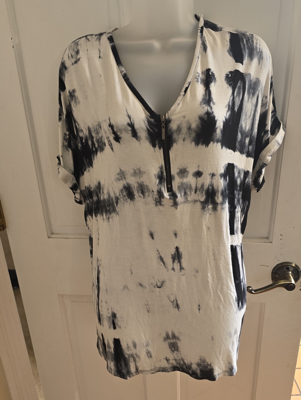 Women's Black & White Tie-Dye V-Neck Zip Front Top